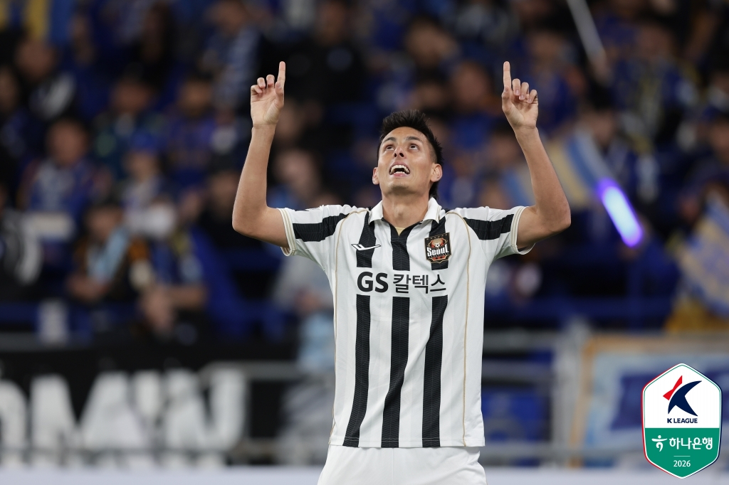 15日，在蔚山HD战上得分后，FC首尔队正在庆祝进球。 =图为，韩国职业足球联盟提供。