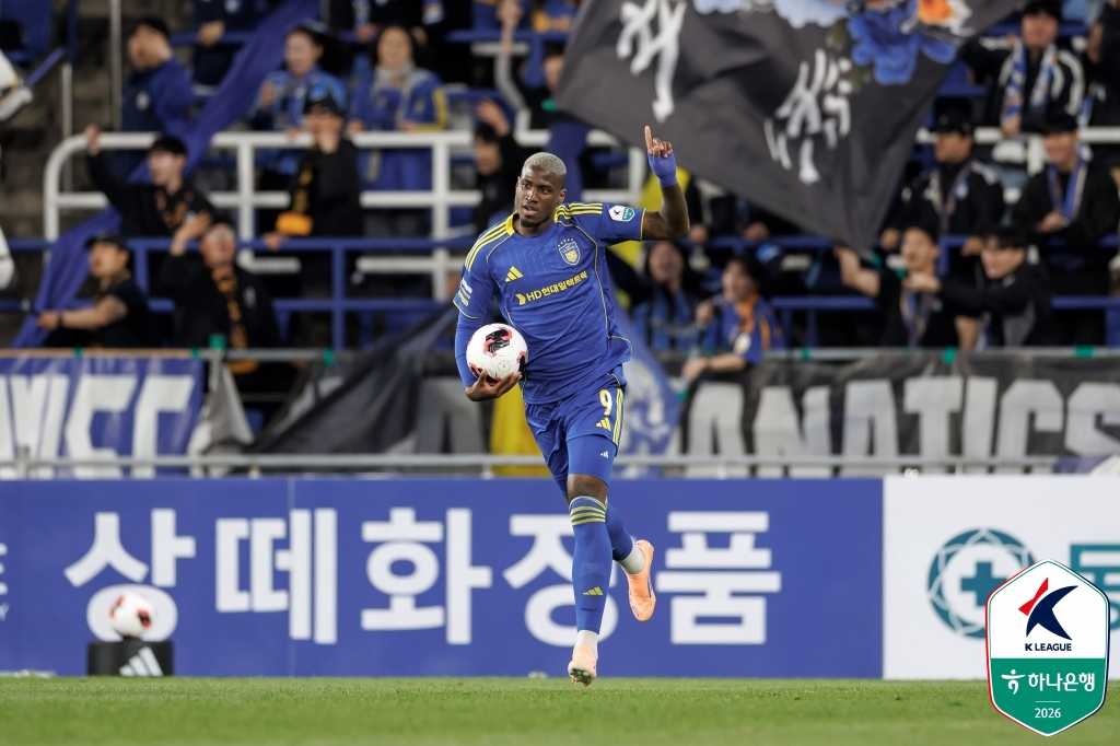 15日,蔚山HD马尔科恩在蔚山文殊足球场举行的与FC首尔队的比赛中进球后,正在庆祝进球。 =图为，韩国职业足球联盟提供。