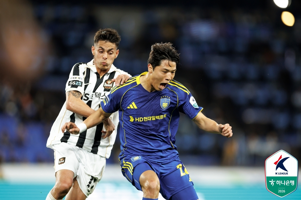 图为正在展开激烈争球的蔚山HD队的李在益（右）和FC首尔队的胡伊兹。 =图为，韩国职业足球联盟提供。 