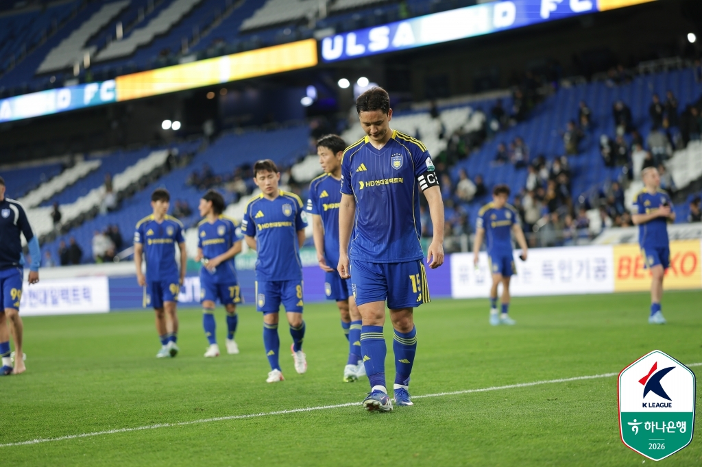 鄭承鉉(チョン·スンヒョン)ら蔚山(ウルサン)HD選手たちが15日、FCソウル戦の敗北後、残念がっている。 /写真=韓国プロサッカー連盟提供