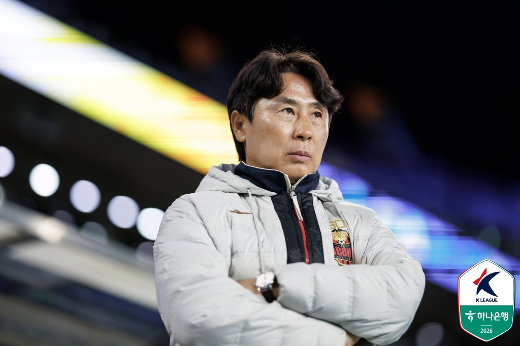 他就是FC首尔队主教练金基东。 =图为，韩国职业足球联盟提供。