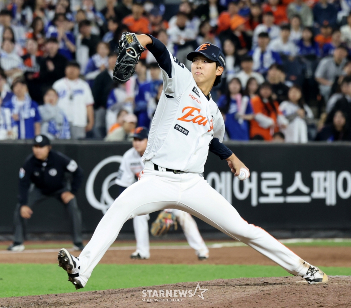 ハンファのファン·ジュンソが14日、大田（テジョン）ハンファ生命ボールパークで行われた2026新韓（シンハン）SOLKBOリーグの三星（サムスン）ライオンズ戦の9回表、金ソヒョンに続いて登板し、力投している。 /写真=姜永祚（カン·ヨンジョ）先任記者