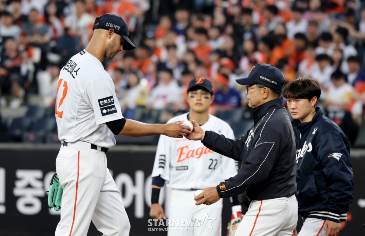 ハンファの先発投手ヘルナンデスが15日、大田（テジョン）ハンファ生命ボールパークで行われた2026新韓（シンハン）SOLKBOリーグの三星（サムスン）ライオンズ戦の1回表、イニングを終えることができず降板している。 /写真=姜永祚（カン·ヨンジョ）先任記者