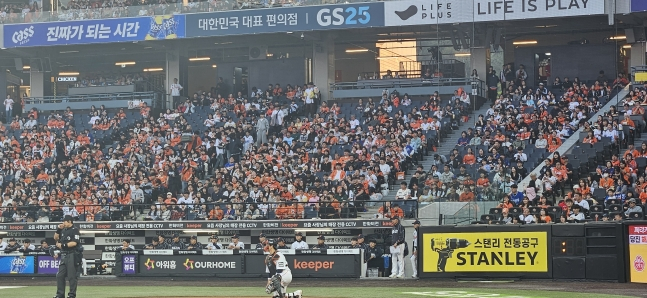試合序盤までは空席が少なくなかった1塁側の観客席。 /写真=姜永祚（カン·ヨンジョ）先任記者