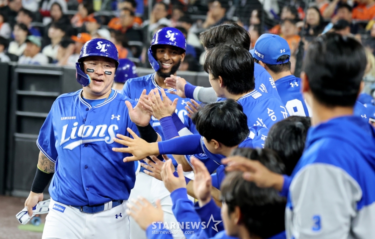 Samsung Lions Choi Hyung-woo (from left) and Lewin Diaz celebrate with their teammates after scoring during Jeon Byung-woo's hit in the top of the fifth inning against the Hanwha Eagles in the 2026 Shinhan SOL KBO League at Hanwha Life Ball Park in Daejeon on the 15th. /Photo = Senior Reporter Kang Young-jo