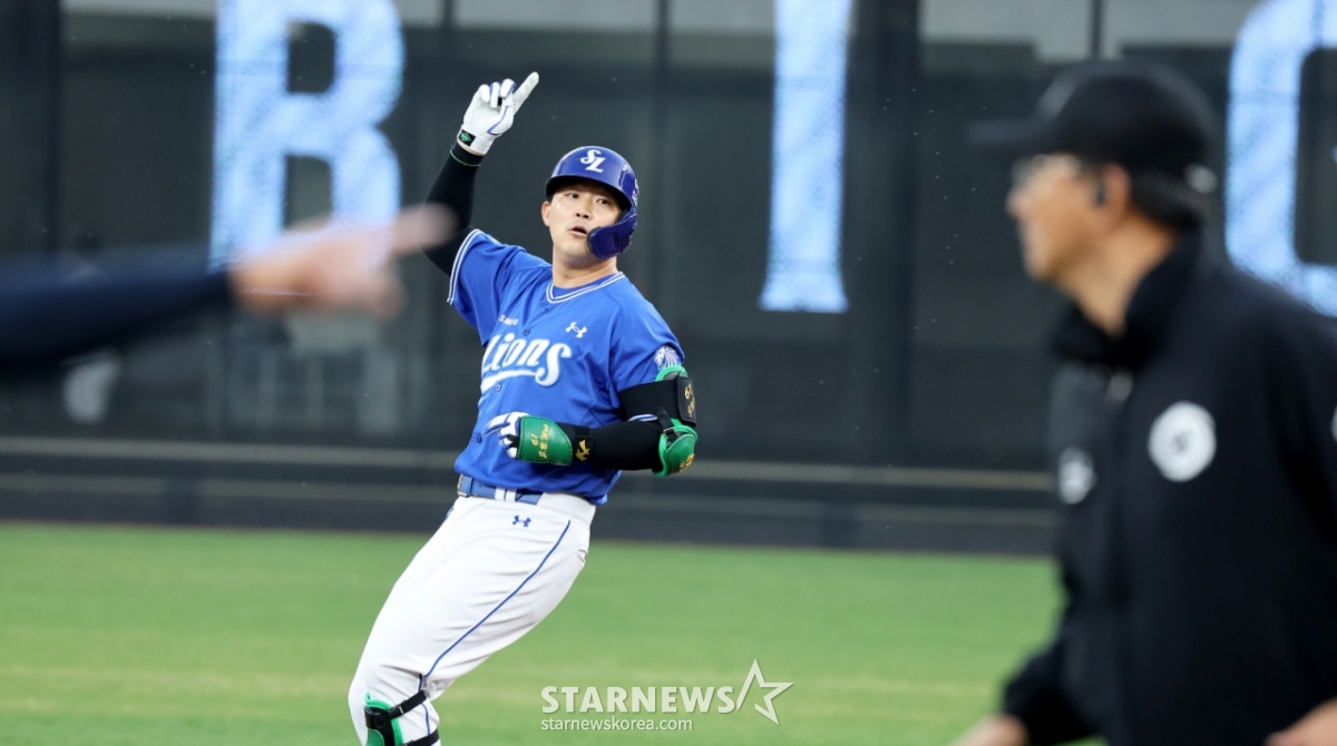 Samsung's No. 7 hitter Jeon Byung-woo hit a good hit with the bases loaded with one out in the top of the first inning of the 2026 KBO League Hanwha Eagles and Samsung Lions game at Hanwha Life Ball Park in Daejeon on the 15th, but he is asking for a home run to be confirmed when it became a double. /Photo = Senior Reporter Kang Young-jo