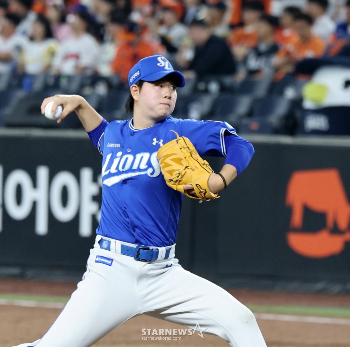 Samsung right-hander Jung Chan-hee is pitching hard in the 2026 KBO League Hanwha Eagles and Samsung Lions game at Hanwha Life Ball Park in Daejeon on the 15th.  /Photo = Senior Reporter Kang Young-jo