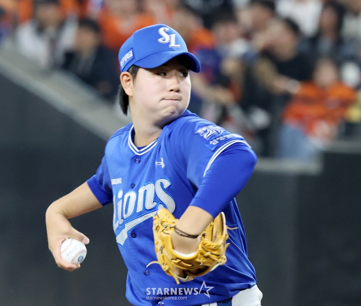 三星（サムスン）ライオンズ先発の梁昌燮（ヤン·チャンソプ）に続き、2回裏2死でマウンドに上がったチャン·チャンヒが15日、大田（テジョン）ハンファ生命ボールパークで行われた2026新韓（シンハン）SOLKBOリーグの三星ライオンズと訪問試合で力闘を繰り広げている。 /写真=姜永祚（カン·ヨンジョ）先任記者