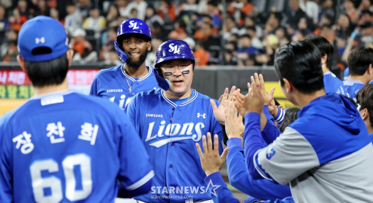 三星（サムスン）ライオンズの崔炯宇（チェ·ヒョンウ、中央）とルウィン·ディアスが15日、大田（テジョン）ハンファ生命ボールパークで行われた2026新韓（シンハン）SOLKBOリーグの三星ライオンズと訪問試合の5回表、チョン·ビョンウの安打の時に得点した後、仲間たちと祝っている。 /写真=姜永祚（カン·ヨンジョ）先任記者