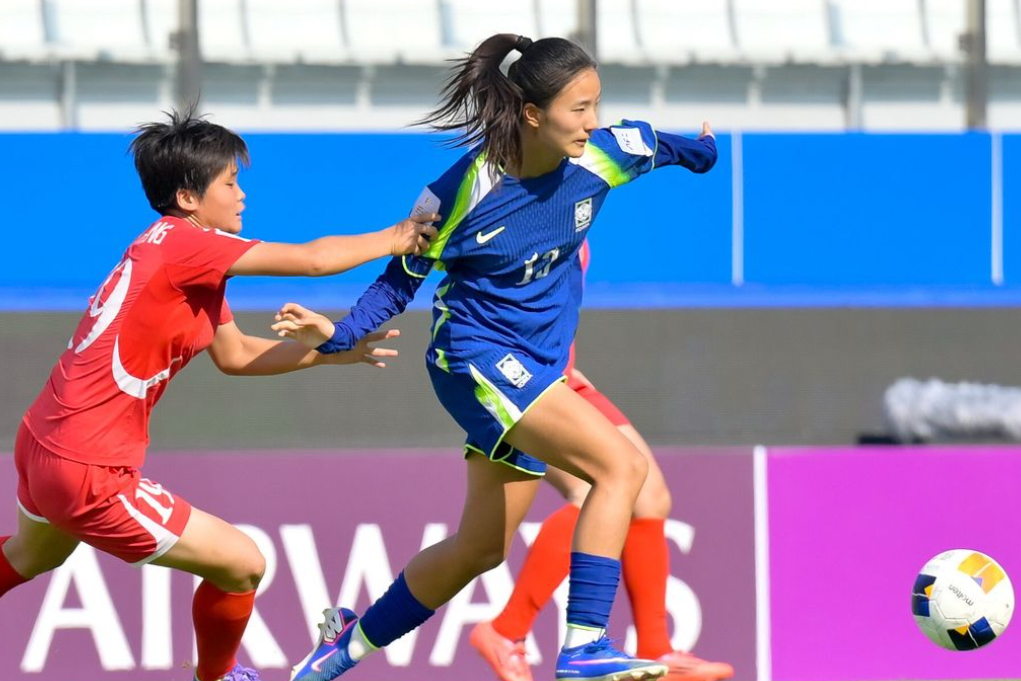 15日、タイ·パトゥムタニで行われた2026アジアサッカー連盟（AFC）U-20女子アジアカップ準決勝の韓国（青色ユニフォーム）と北朝鮮の姿。 /写真=AFC提供
