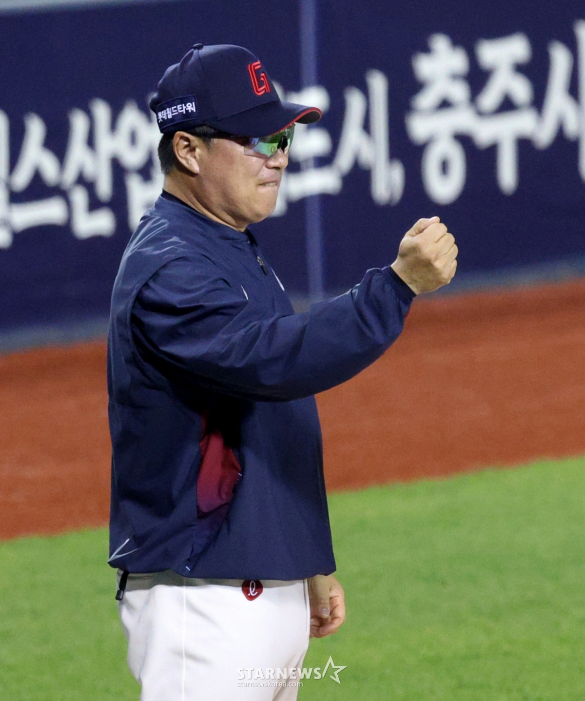 The 2026 Shinhan SOL KBO League LG Twins vs Lotte Giants game was held at Jamsil Baseball Stadium in Seoul on the 15th.  Lotte players are welcomed by manager Kim Tae-hyung after winning 2-0 against LG. /Photo = Senior Reporter Kim Jin-kyung