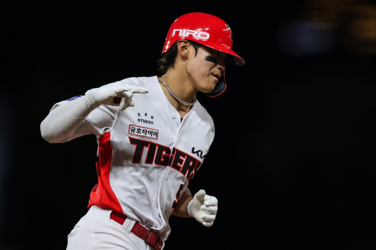 Kim Do-young is on the ground in the dugout after hitting a solo home run in the seventh inning against Kiwoom in Gwangju on the 15th. /Photo = Courtesy of KIA Tigers