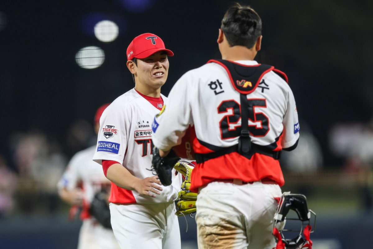 Sung Young-tak is sharing his joy with Han Jun-su after winning against Kiwoom in Gwangju on the 15th. /Photo = Courtesy of KIA Tigers
