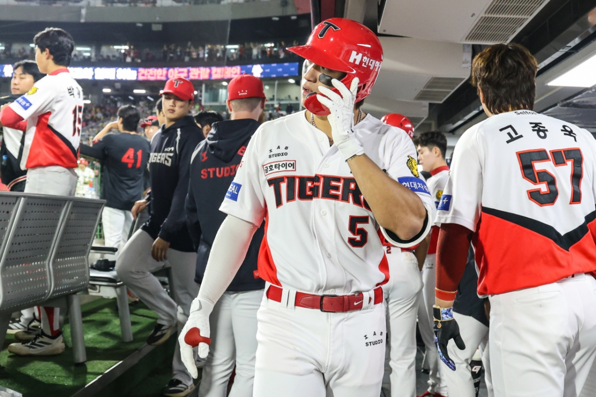 Kim Do-young is staring at the ground in the dugout after hitting a solo home run in the seventh inning against Kiwoom in Gwangju on the 15th. /Photo = Courtesy of KIA Tigers