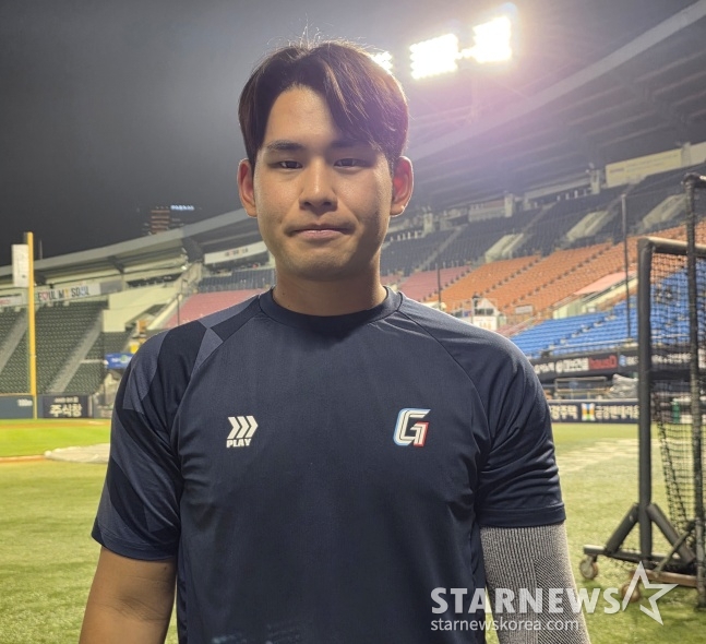 ロッテの金ジンウクが15日、蚕室（チャムシル）LG戦を勝利に導き、取材陣の写真要請に応じた。 /写真=キム·ドンユン記者