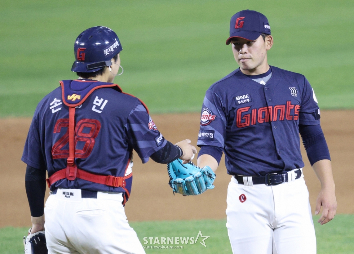 ロッテのソン·ソンビン（左）とキム·ジンウク。 /写真=キム·ジンギョン待機者