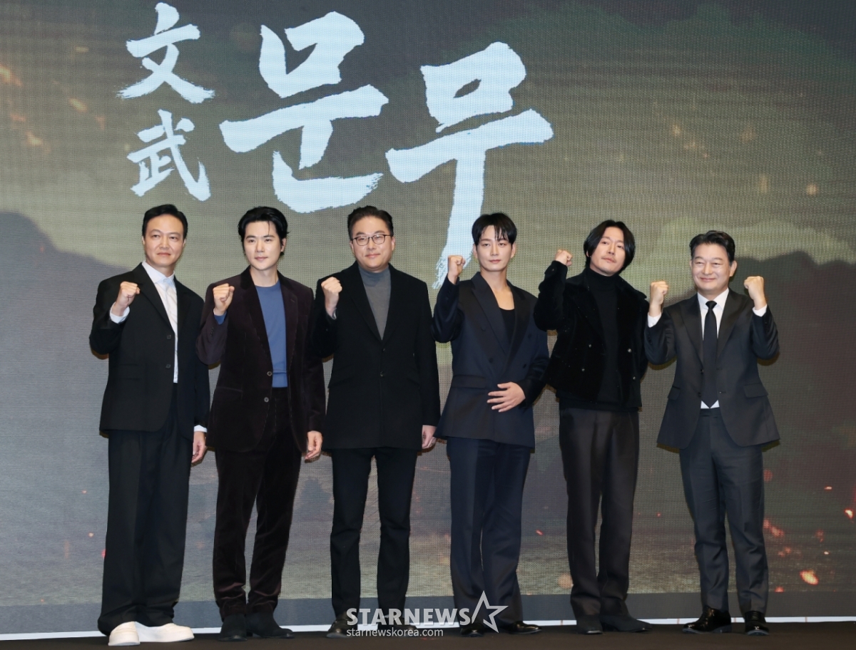 Chiều 18/4, các diễn viên Jung Woong In, Kim Kang Woo, đạo diễn Kim Young Jo, diễn viên Lee Hyun Wook, Jang Hyuk và Jo Sung Ha đang tạo dáng tại buổi họp báo ra mắt phim truyền hình nổi tiếng Moon Moo (KBS 2TV) diễn ra tại The St., Guro-gu, Seoul.  "Moonmu" là một bộ phim lịch sử chiếu sáng lịch sử chiến thắng vĩ đại của Silla, một quốc gia nhỏ bé, đã vượt qua Goguryeo, Baekje và đánh bại cả nhà Đường, hoàn thành thống nhất Tam quốc. /2025.11.18 /Ảnh = Photoguy@ Lee Dong Hoon