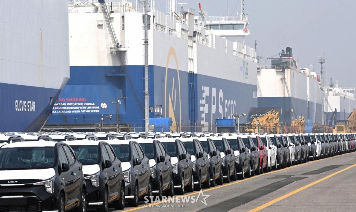 [Pyeongtaek=NEWSIS] Reporter Kim Jong-taek = On the 3rd, export vehicles are lined up at the automobile-exclusive pier of Pyeongtaek Port in Poseung-eup, Pyeongtaek, Gyeonggi Province. Amid prolonged uncertainty in trade due to the protracted Middle East war, the government has launched a support initiative for the automotive industry, the region's top export sector, offering 44 billion won in vouchers and financial assistance totaling 24 trillion won. 2026.04.03. jtk@newsis.com /Photo=Kim Jong-taek