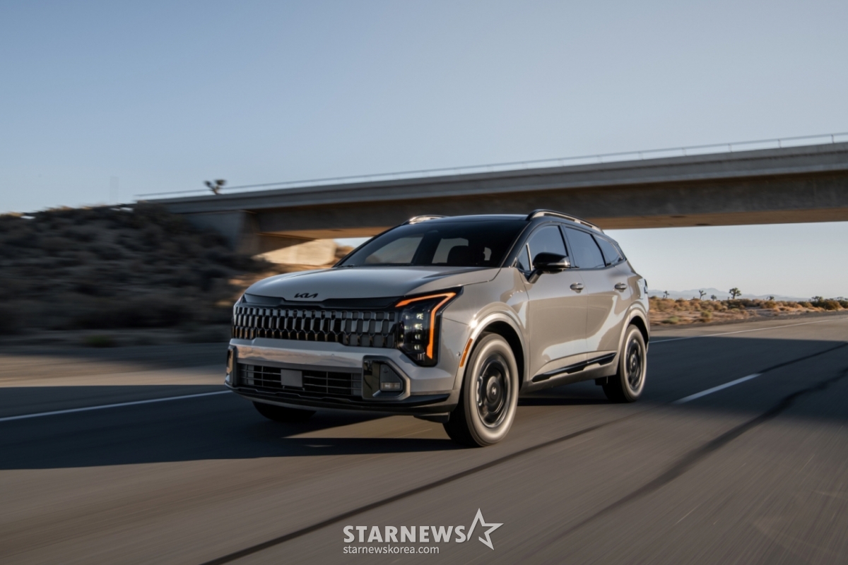 (Seoul=NEWS1) = Hyundai Motor Group announced on the 31st that its Hyundai Motor Ioniq 9 and Kia Sportage received the Top Safety Pick Plus rating, while the Hyundai Santa Cruz earned the Top Safety Pick rating, in a crash safety evaluation released by the U.S. Insurance Institute for Highway Safety (IIHS) on the 28th (local time). The photo shows the Kia Sportage. (Hyundai Motor Group·Kia. Unauthorized reproduction and database use prohibited.) 2025.10.31/NEWS1 Copyright © NEWS1. All rights reserved. Unauthorized reproduction, redistribution, and use for AI training are prohibited. /Photo=NEWS1)