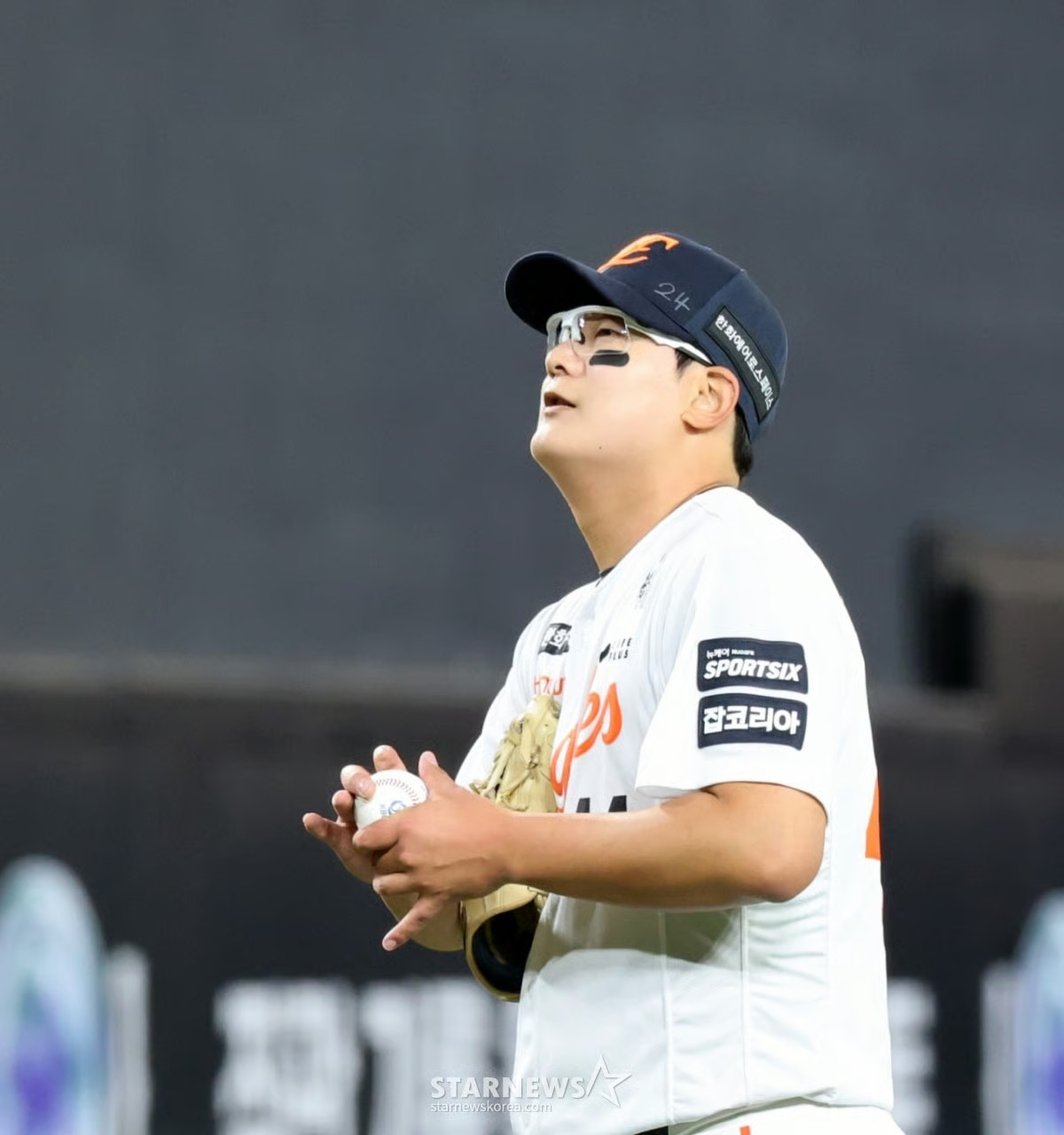 Hanwha pitcher Kim Seo-hyun looks disappointed after allowing a run on a wild pitch in the bottom of the eighth inning with two outs and the bases loaded during the home game against Samsung at Daejeon Hanwha Life Park on the 14th. /Daejeon=Senior Reporter Kang Young-jo