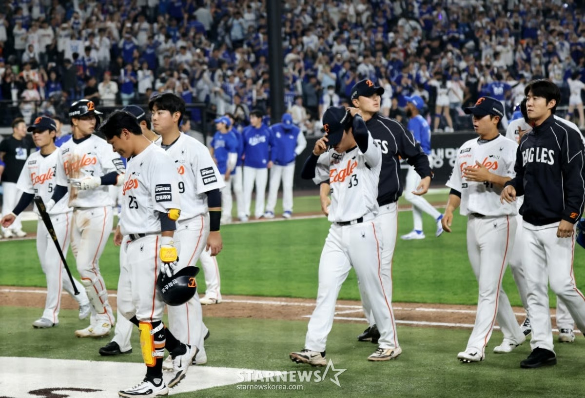 Hanwha players left the field with dejected steps after losing their home game against Samsung at DaejeonHanwhaLife Ball Park on the 15th. /Daejeon=Kang Young-jo, Senior Reporter