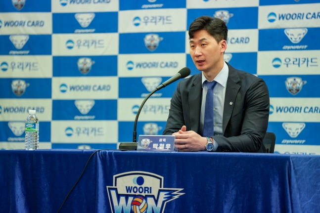 Пак Чхоль Ву, тренер Woori Card, дает интервью на церемонии инаугурации тренера, которая состоялась 16-го числа в пресс-центре в Сеуле. /Фото = Предоставлено волейбольной командой нашей карты.