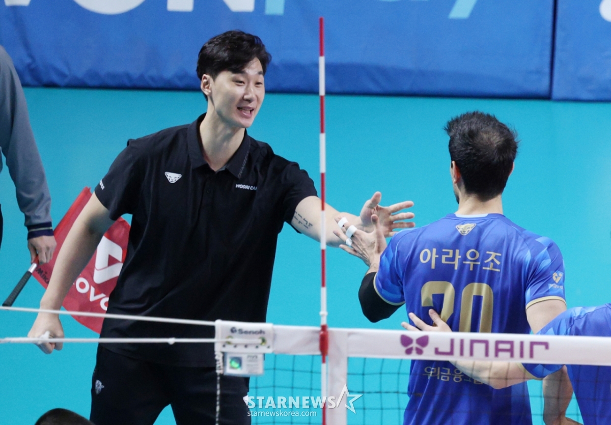 Матч между мужским дивизионом Woori Card и Hyundai Capital 2025-2026 годов прошёл 6-го числа в Сеуле в гимназии Чангчун. Наша карта Araujo дает пять с тренером Пак Чхоль У после успешной атаки. /Фото = Ожидание Ким Чжин Гёна