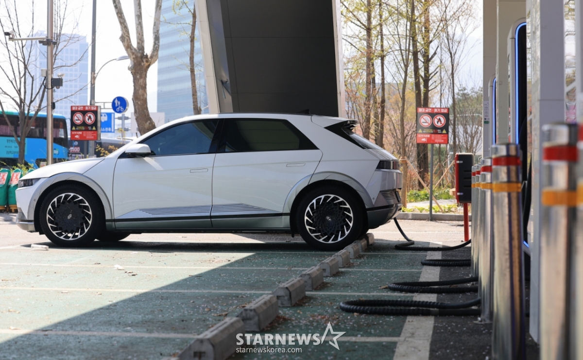 (Seoul=NEWS1) By Reporter Im Se-young = As domestic oil prices continue to soar day after day, with the average gasoline price in Seoul surpassing 2,000 won, the sluggish electric vehicle (EV) market is making a sharp rebound. New registrations of electric passenger cars in the first quarter of this year reached approximately 72,000 units, exceeding three times the recent three-year average of about 20,000 units. In particular, EV demand surged explosively in March alone, when oil prices spiked sharply following the full-scale outbreak of the war between the U.S. and ·Iran, with around 37,000 units sold. The photo shows an EV charging station in Seoul on the 12th. 2026.4.12/NEWS1 Copyright © NEWS1. All rights reserved. Unauthorized reproduction, redistribution, and use for AI training are prohibited. /Photo=NEWS1) By Reporter Im Se-young