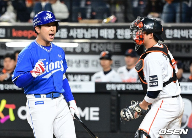 14日，三星队的李海胜（左）在与韩华队的比赛第9回合初，获得了四坏球上垒。 =照片=OSEN