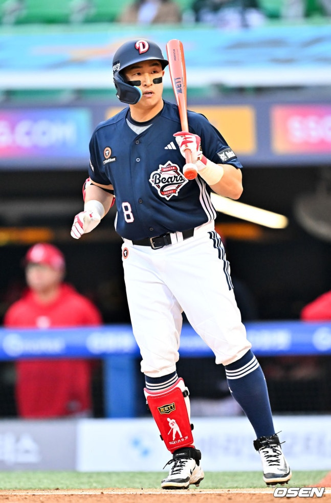 图为，斗山队的孙儿叶在转会第一天14日与SSG队的比赛第1回合初，正获得四坏球上垒。 =照片=OSEN