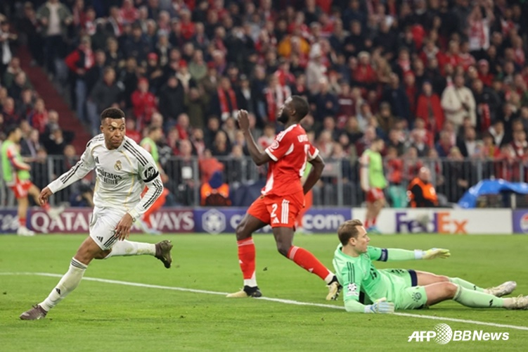 Kylian Mbappé (left) and Manuel Neuer (right). /AFPBBNews=NEWS1