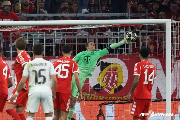 Manuel Neuer makes a save. /AFPBBNews=NEWS1
