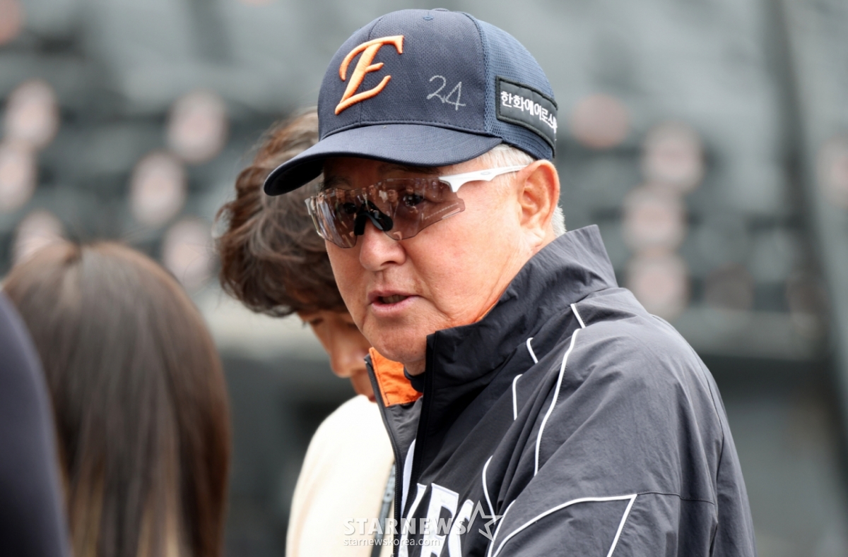韩华鹰队主教练金庆文(音)在14日在大田韩华生命球场举行的2026新韩SOL KBO联赛三星狮子队的主场比赛之前,正在采访地诺(音)交谈。 =照片=高级记者姜英祖。