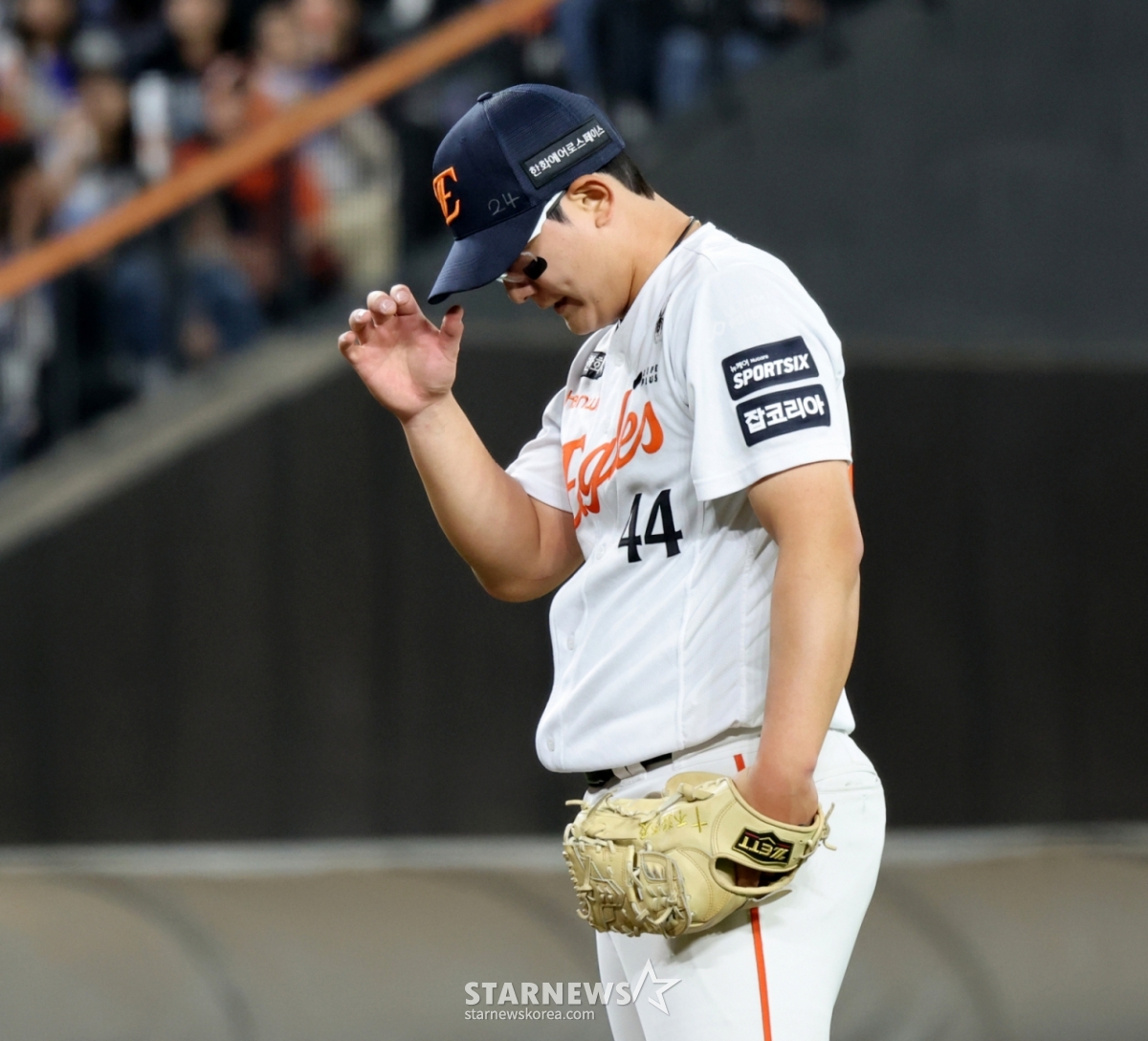 韩华老鹰队金瑞贤14日在大田韩华生命球场举行的2026新韩SOL KBO联赛三星狮子队的主场比赛中,在第8回合初被对方挤出局,失球后感到非常遗憾。 =照片=高级记者姜英祖。