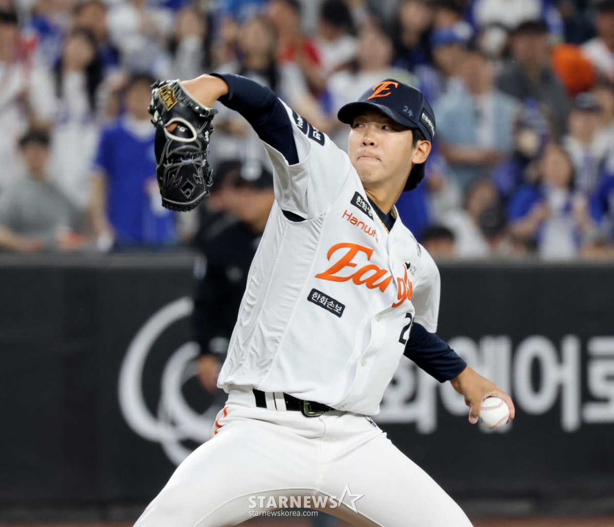 15日,韩华老鹰队黄俊书在大田韩华生命球场举行的2026新韩SOL KBO联赛三星狮子队的主场比赛中,在第1回合初以救援投手身份出场,正在展开逆投。 =照片=高级记者姜英祖。