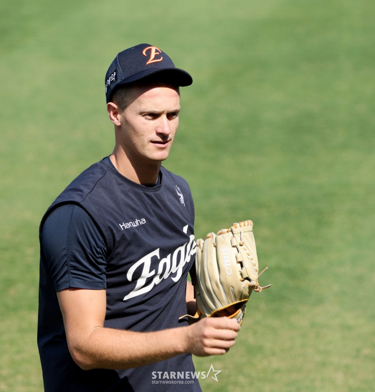 15日,在大田韩华生命球场举行的2026KBO联赛韩华老鹰队和三星狮子队比赛之前,韩华老鹰队的杰克库欣正在投球。 =照片=高级记者姜英祖。