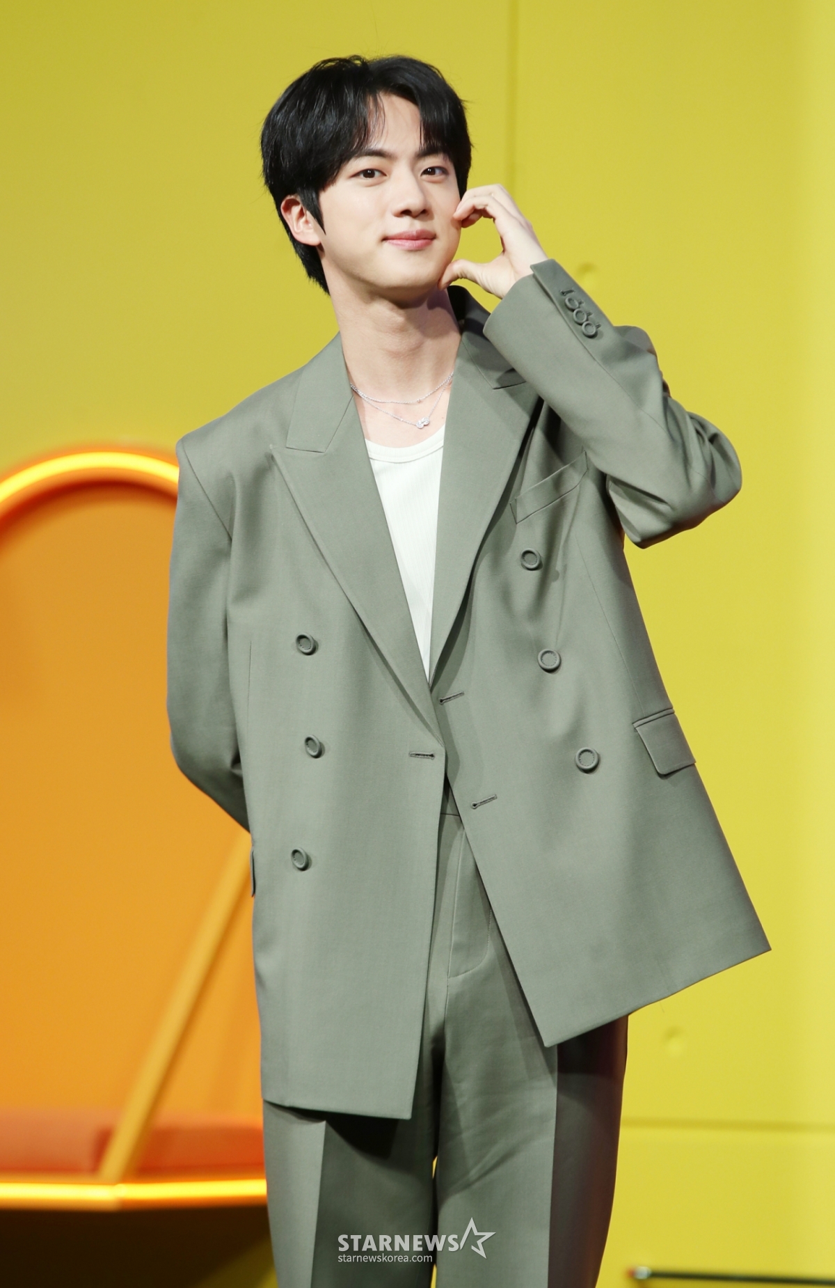 グループBTS(BTS)のジンが15日午前、ソウル鍾路区JWマリオット東大門で開かれたネットフリックスシリーズの新しい芸能「大熱狂起案場」の記者懇談会に参加しポーズを取っている。 /2025.04.15 /写真=キム·フィソン hwijpg@