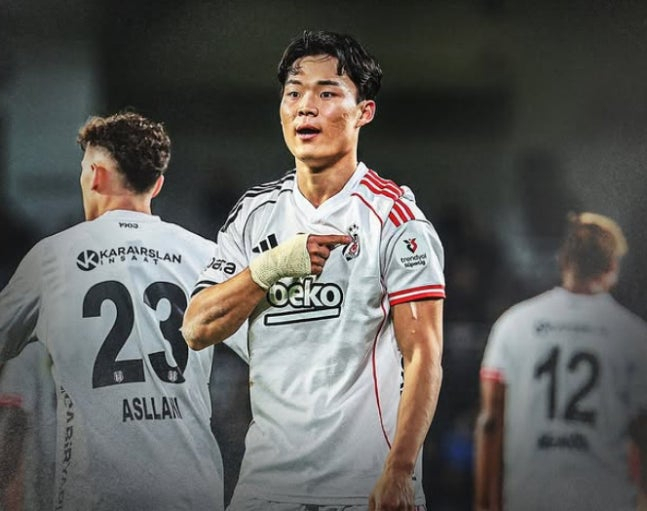 他就是贝西克塔什前锋吴贤圭。 =照片=贝西克塔什官方SNS结束。