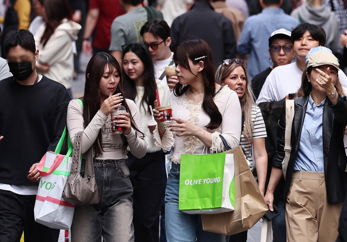16日，外国游客走在汉城中区明洞街头。 据文化体育观光部当天透露，今年第一季度(1 ~ 3月)访韩的外国游客约达476万人，比去年同期增加了23%，创下了历史最高业绩。 特别是BTS光化门公演的3月一个月内,聚集了超过200万名外来游客,刷新了单月最高值等,访韩旅游市场超过了恢复趋势,进入了增长阶段。 =照片제공news 1。