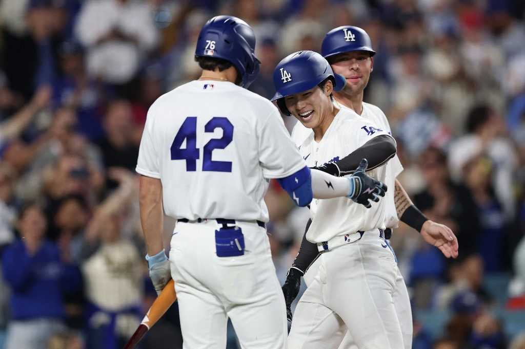 韩国时间16日,在位于美国加利福尼亚州洛杉矶的优衣库球场at道奇体育场举行的纽约大都会队和2026美国职业棒球大联盟(MLB)常规赛主场比赛中,洛杉矶道奇队的金惠成在第2回合击出2分本垒打后,与队友们一起分享喜悦。 =法新社BBNews=新闻1。