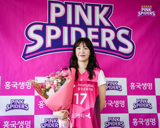 图为郑浩英加盟兴国生命的官方照片。 =照片=兴国生命提供。