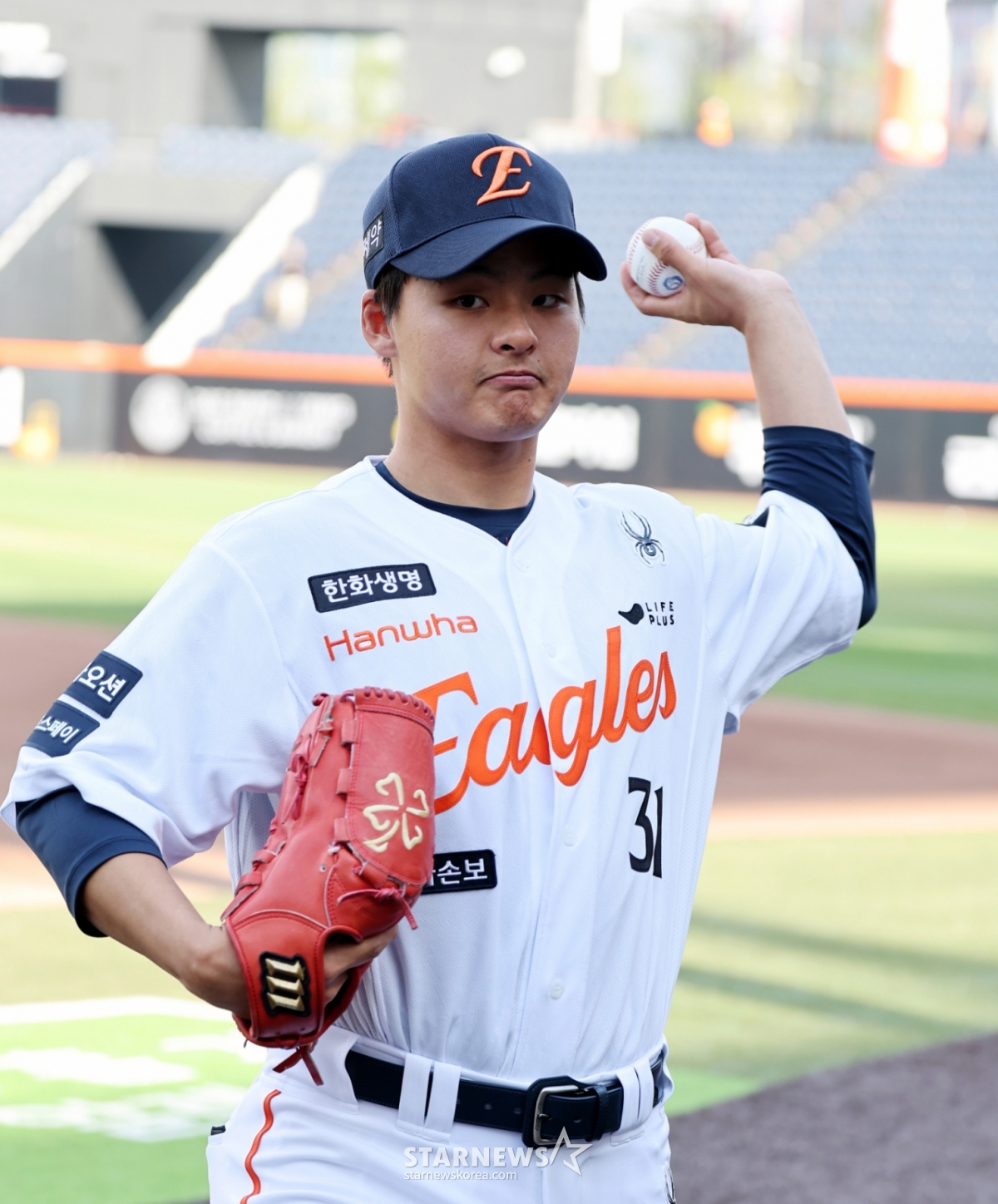 Pitcher Lee Gyo-hoon, who was traded to Hanwha Eagles, is seen throwing a pitch ahead of the 2026 Shinhan SOL KBO League match against Samsung Lions at Daejeon Hanwha Life Eagles Park on the 14th. /Photo=Senior Reporter Kang Young-jo