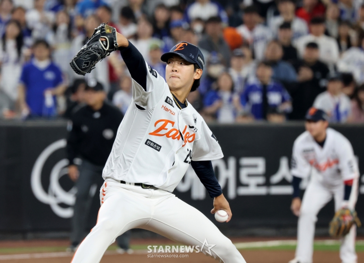 Hanwha Eagles' Hwang Jun-seo made a relief appearance and pitched effectively at Daejeon Hanwha Life Volleyball Park on the 15th during the 2026 Shinhan SOL KBO League game against the Samsung Lions, after Will Hernandez was pulled from the mound without completing the first inning. /Photo=Senior Reporter Kang Young-jo