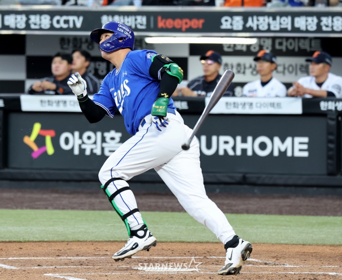 Samsung Lions' Jeon Byeong-woo watches his hit as he hits a double in the top of the first inning with one out and bases loaded during a road game against the Hanwha Eagles at Daejeon Hanwha Life Eagles Park on the 15th. /Photo=Senior Reporter Kang Young-jo