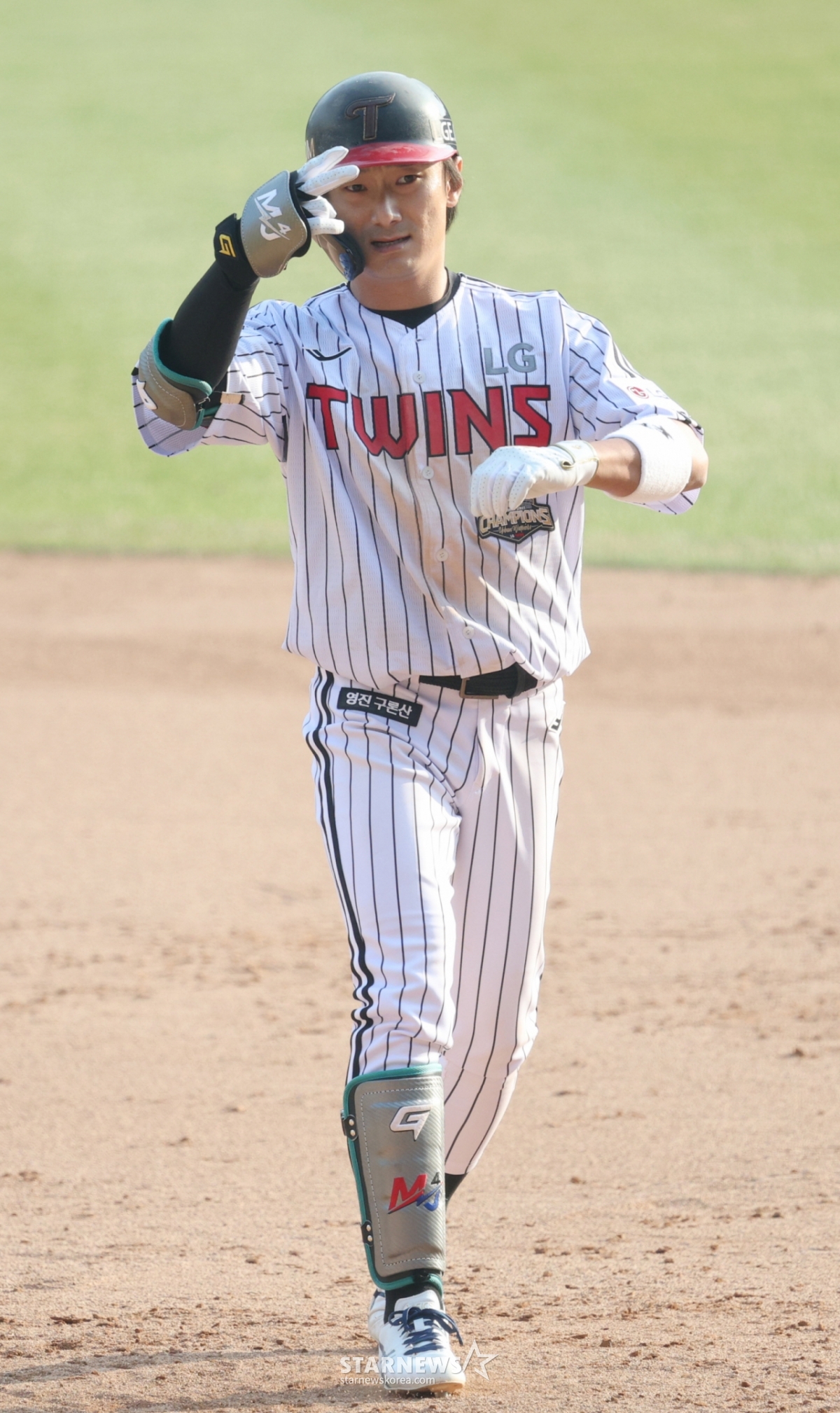 The 2026 Shinhan SOL Bank KBO League official opening game between LG Twins and KT Wiz was held on the 28th at Seoul Jamsil Baseball Stadium. LG's Shin Min-jae hit a two-run single with no outs and bases loaded in the bottom of the eighth inning, reached base, and then performed a celebration. /Photo=Kim Jin-kyung, Correspondent