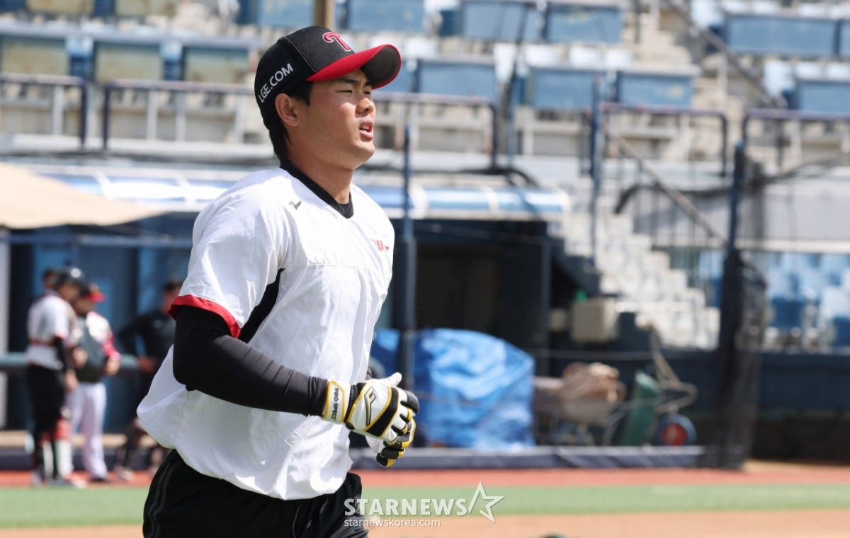 The 2026 Shinhan SOL Bank KBO League exhibition game between NC Dinos and LG Twins was held on the 13th at Masan Baseball Stadium in Changwon, Gyeongnam. LG's Lee Young-bin is seen during batting practice. /Photo=Kim Jin-kyung, Correspondent