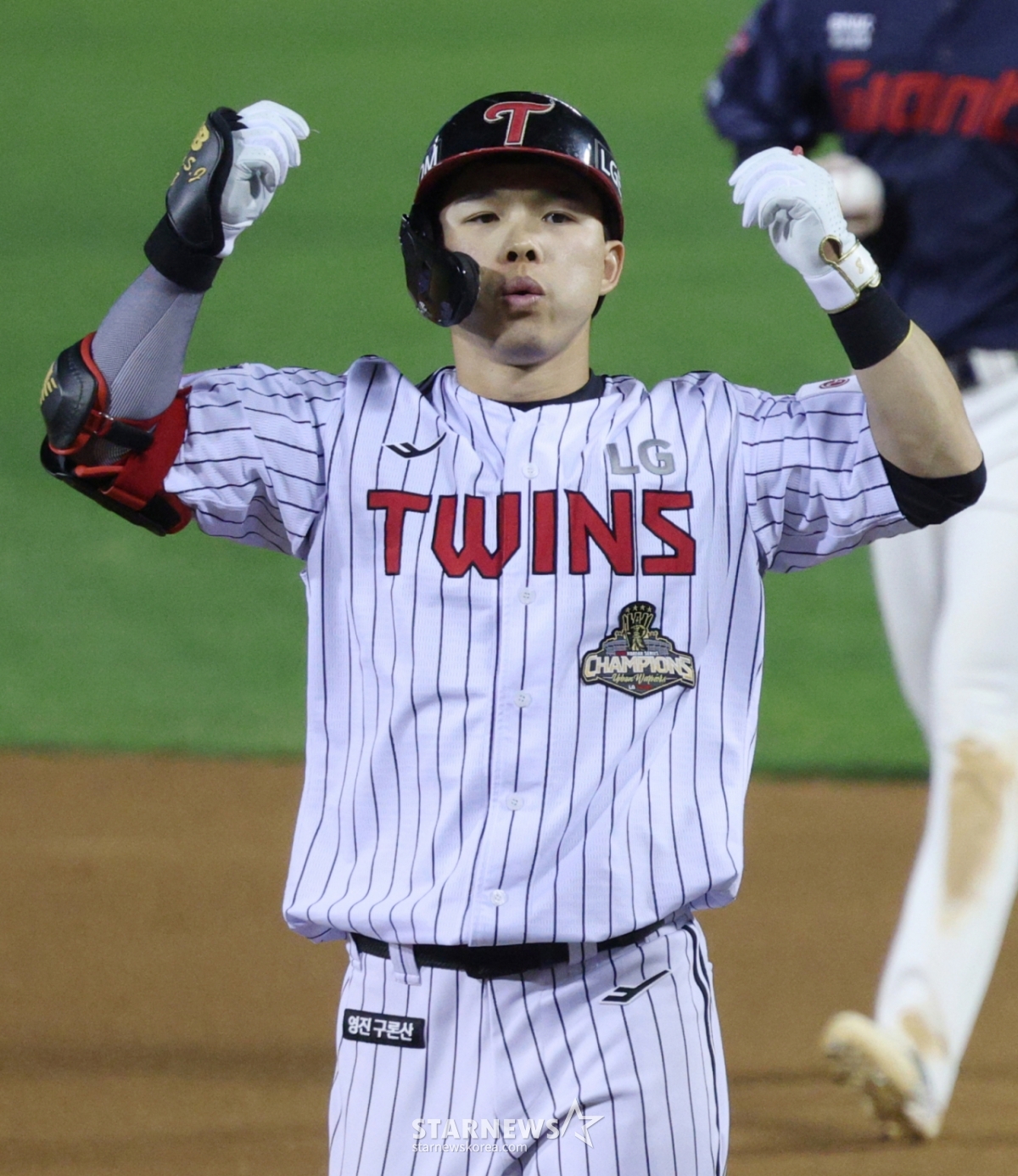 2026新韓(シンハン)SOLKBOリーグ、LGツインズ対ロッテジャイアンツの試合が16日、ソウル蚕室(チャムシル)野球場で行われた。 LGのムン·ソンジュが6回裏、2死満塁で逆転2打点適時打を放って出塁した後、セレモニーをしている。 /写真=キム·ジンギョン待機者