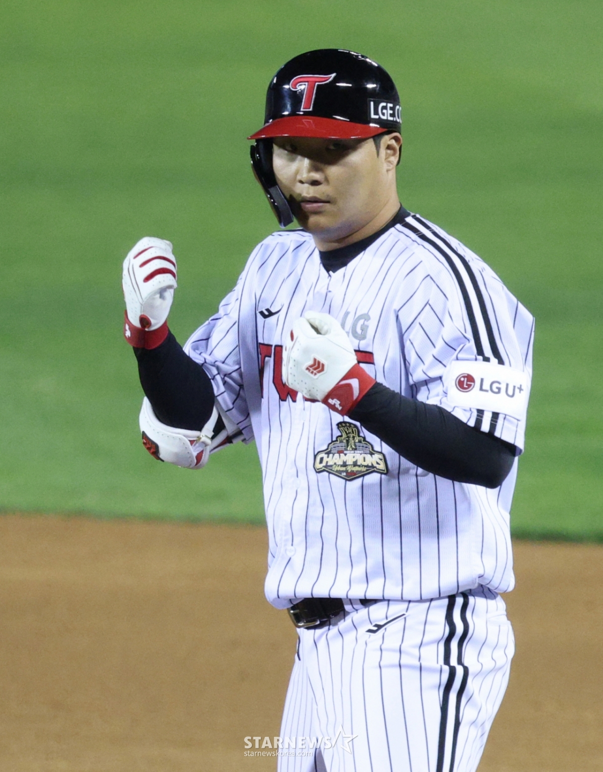 2026新韓(シンハン)SOLKBOリーグ、LGツインズ対ロッテジャイアンツの試合が16日、ソウル蚕室(チャムシル)野球場で行われた。 LGのムン·ボギョンが5回裏、2死1、2塁で1打点のタイムリーヒットを放ち、出塁後にセレモニーをしている。 /写真=キム·ジンギョン待機者