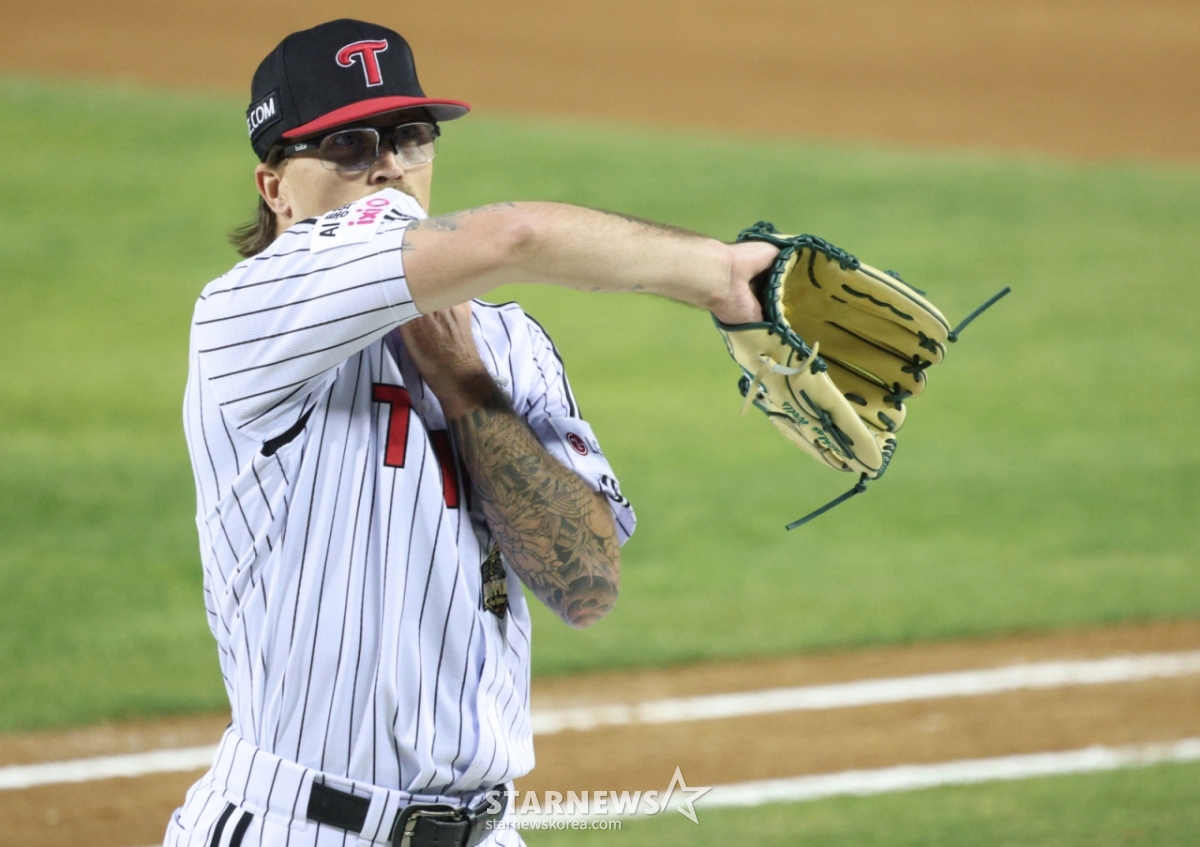 The 2026 Shinhan SOL KBO League game between LG Twins and Lotte Giants was held on the 15th at Seoul Jamsil Baseball Stadium. LG starter Wells is heading to the dugout after completing five innings of pitching. /Photo=Kim Jin-kyung, Staff Reporter