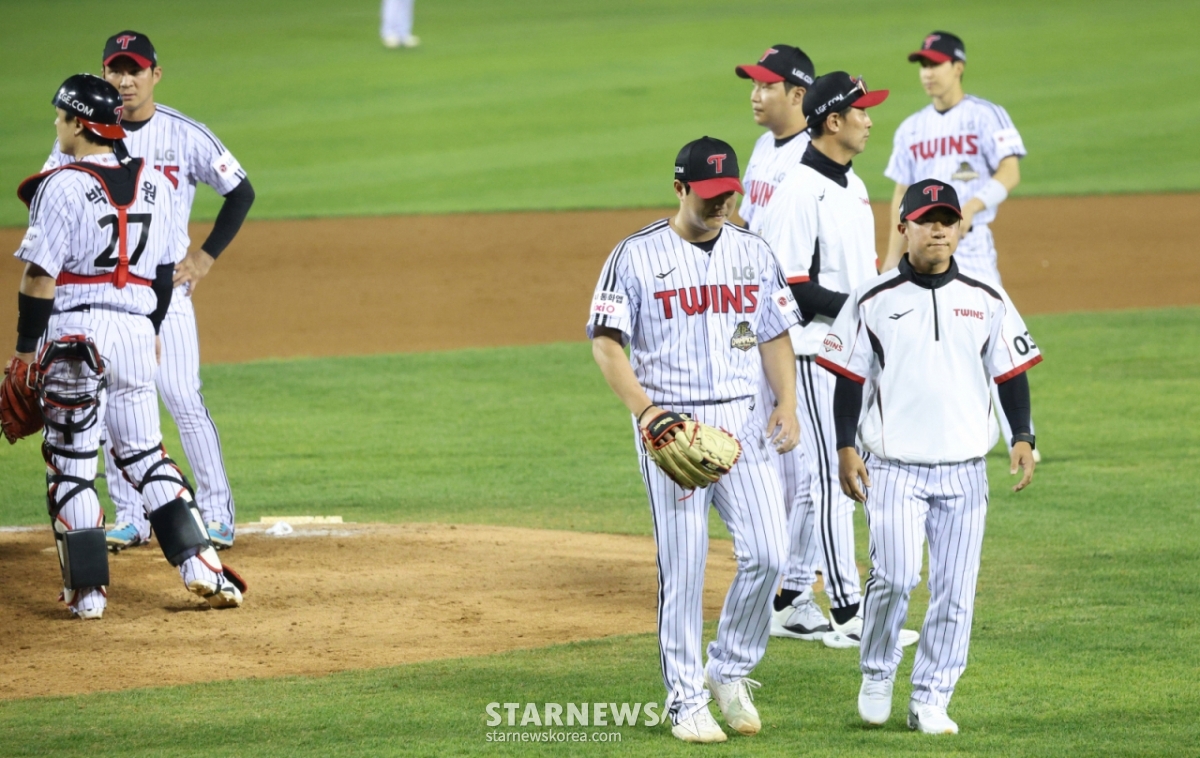The 2026 Shinhan SOL KBO League game between LG Twins and Lotte Giants was held on the 15th at Seoul Jamsil Baseball Stadium. LG's Ham Deok-ju is being substituted. /Photo=Kim Jin-kyung, Senior Reporter